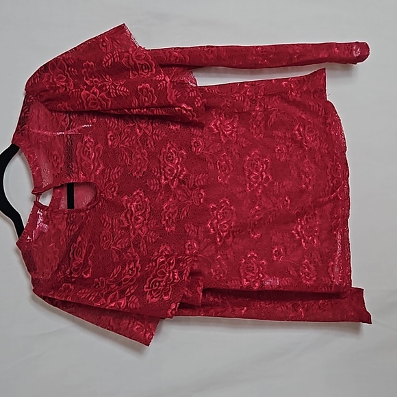 Roommates red top - Picture 2 of 2